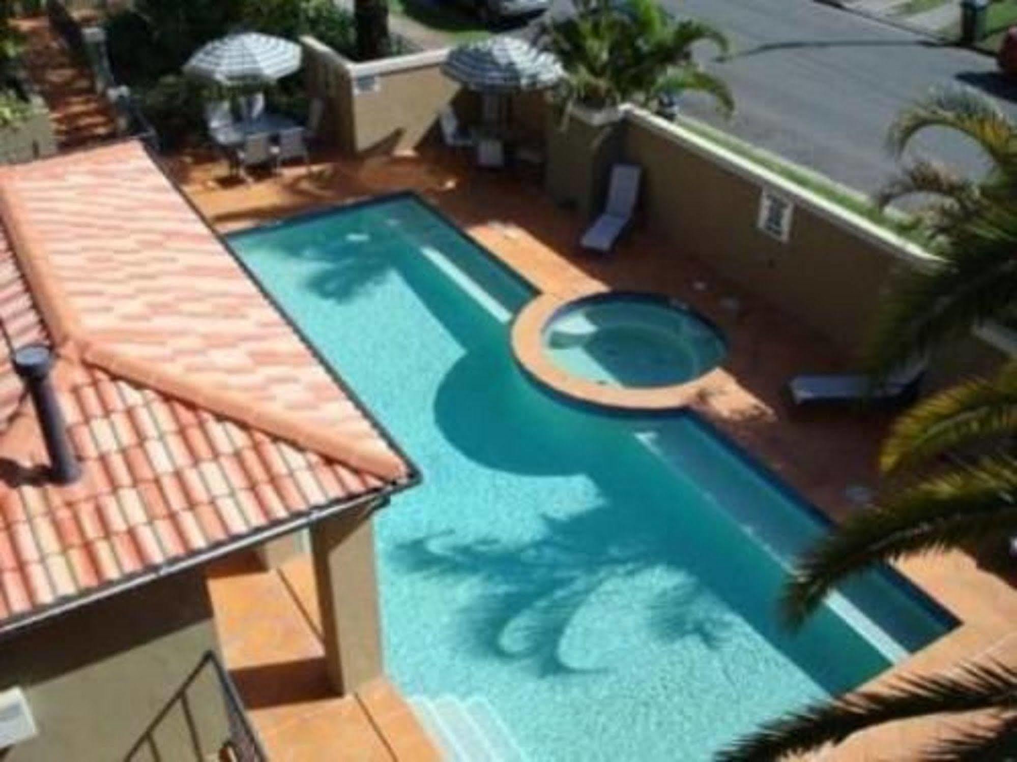 Beaches On Wave Street Gold Coast Exterior photo